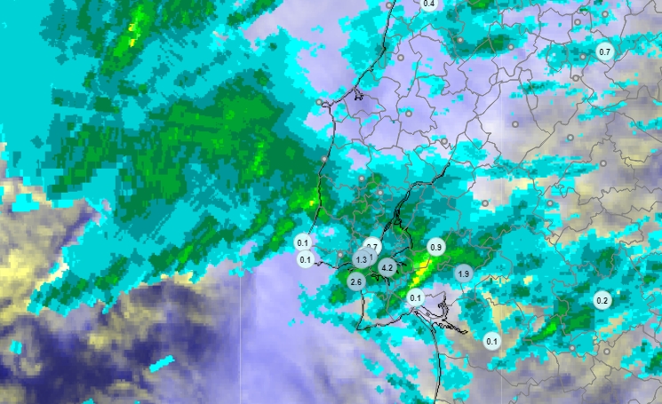 Imagem composta por informação radar (intensidade de precipitação), satélite (HRV MSG) e precipitação das estações meteorológicas, 12:10 do dia 13 dez/2022