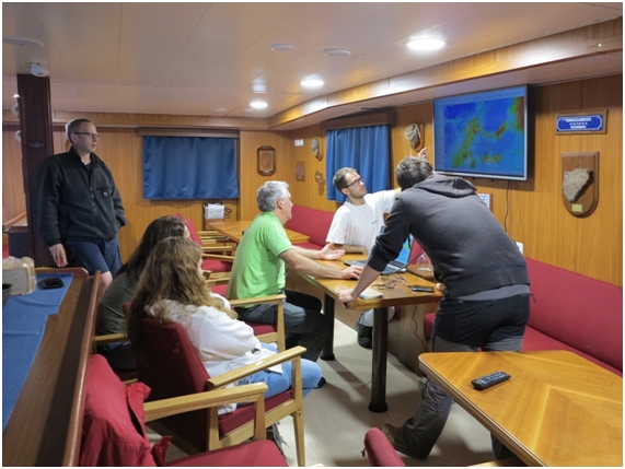 Reunião da equipa científicadurante a campanha, na sala de reuniões do navio
