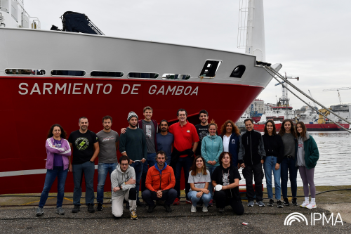 Equipa científica da campanha pouco antes de entrar no navio oceanográfico “Sarmiento de Gamboa”. | Helena Rodriguez