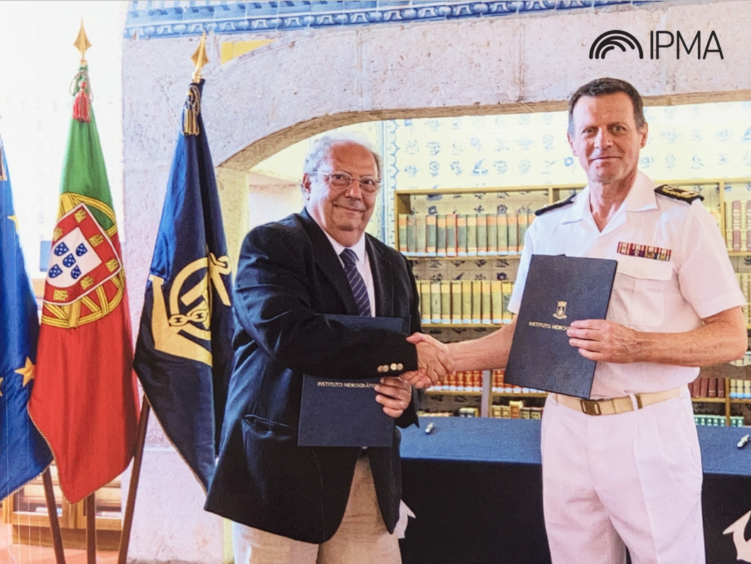 O Presidente do IPMA, Prof. José Ângelo Guerreiro da Silva, e o Diretor-Geral do Instituto Hidrográfico, Contra-Almirante João Paulo Ramalho Marreiros, após a assinatura da Adenda ao Protocolo de Cooperação.