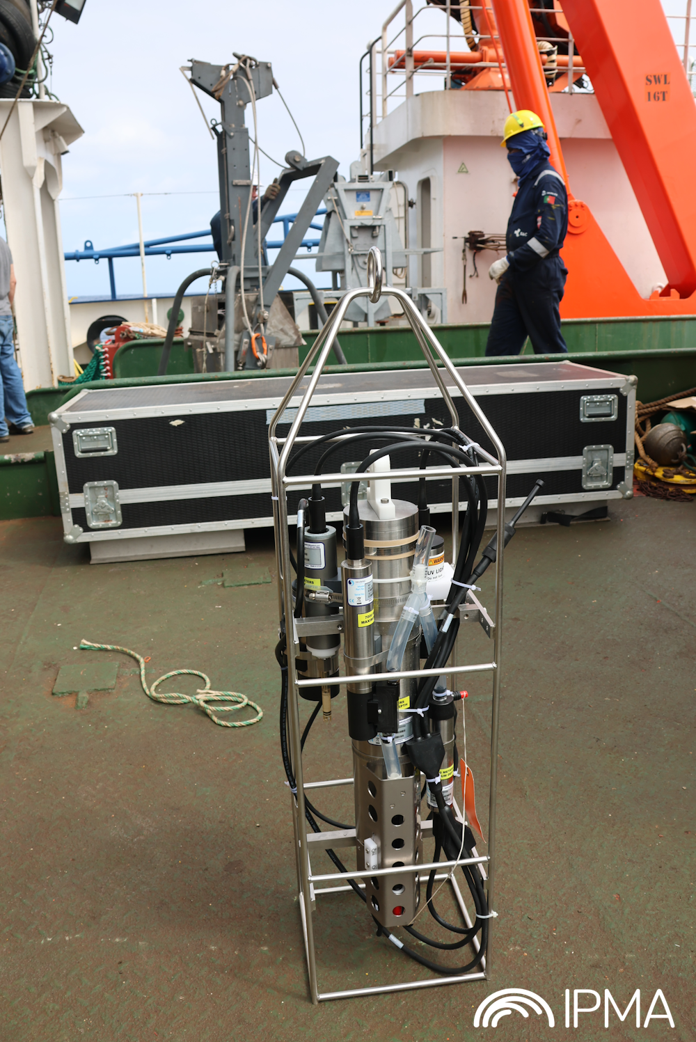 CTD do IPMA equipado com mais vários sensores ambientais para além de condutividade, temperatura e pressão, a saber: clorofila-turbidez, pH, Oxigénio dissolvido, matéria particulada, e matéria orgânica fluorescente. 