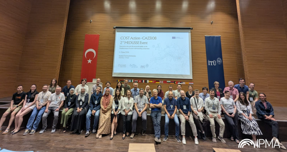 Foto de grupo, com todos os participantes do evento. Na fotografia encontra-se vários membros de diversos institutos meteorológicos da região mediterrânica.